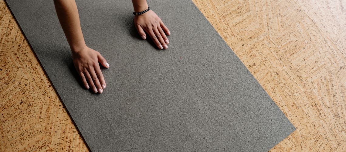 Esterilla para practicar yoga en el suelo.