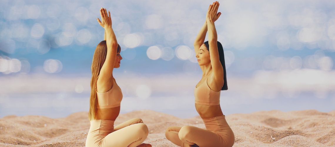 Dos chicas haciendo posturas de yoga para principiantes.